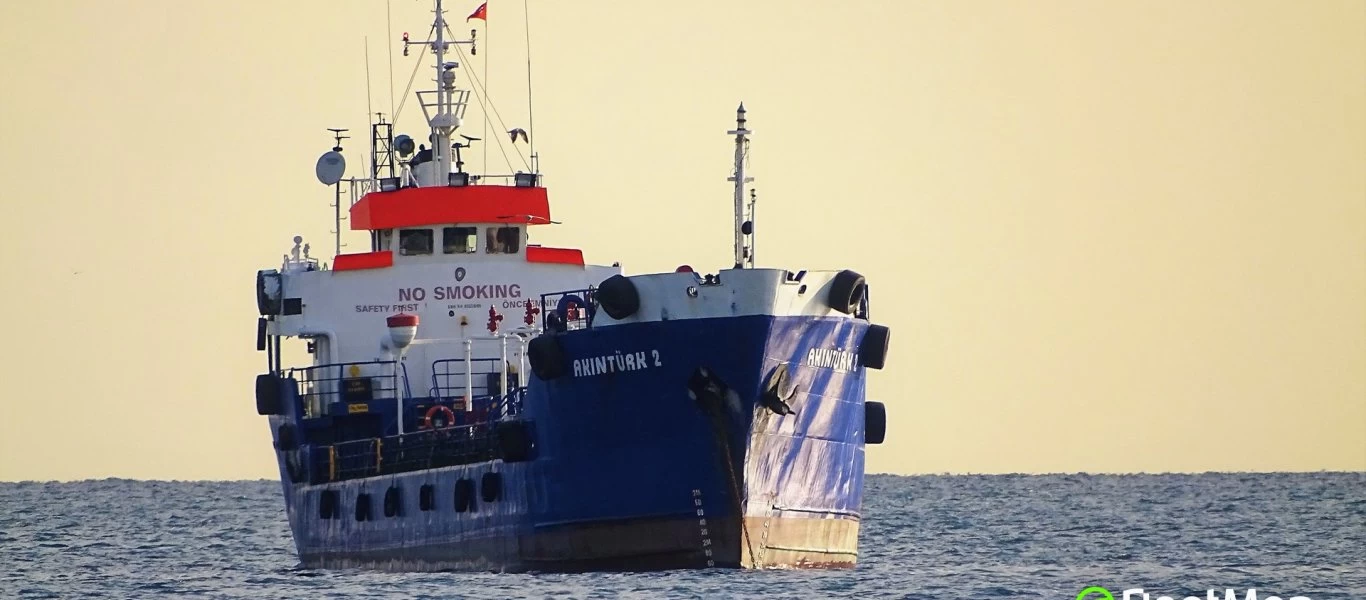 Σε συνεχή παρακολούθηση από το ΠΝ τουρκικό πλοίο: Μεταφέρει παράνομους μετανάστες ή προετοιμάζεται επεισόδιο;